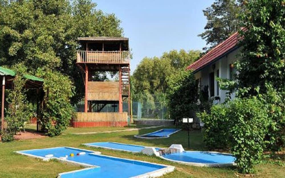 Best Western Resort Country Club Гургаон Экстерьер фото