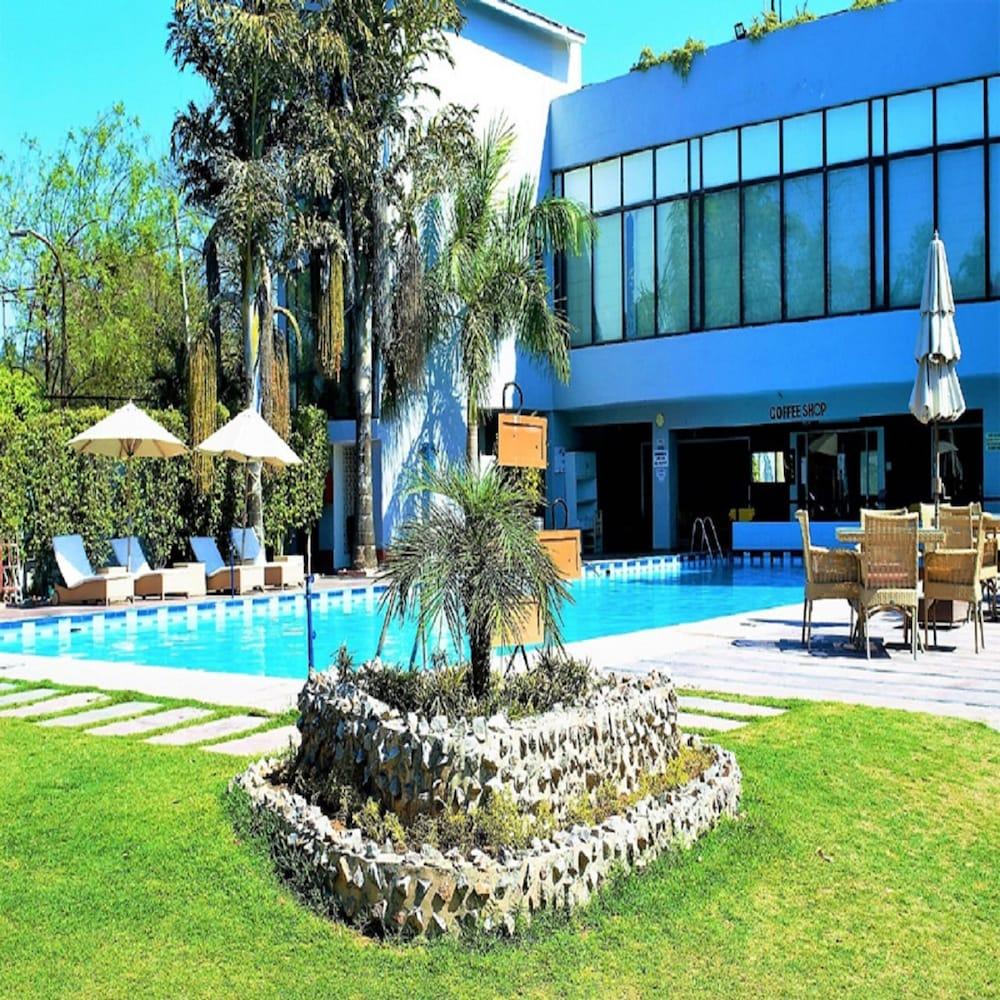 Best Western Resort Country Club Гургаон Экстерьер фото