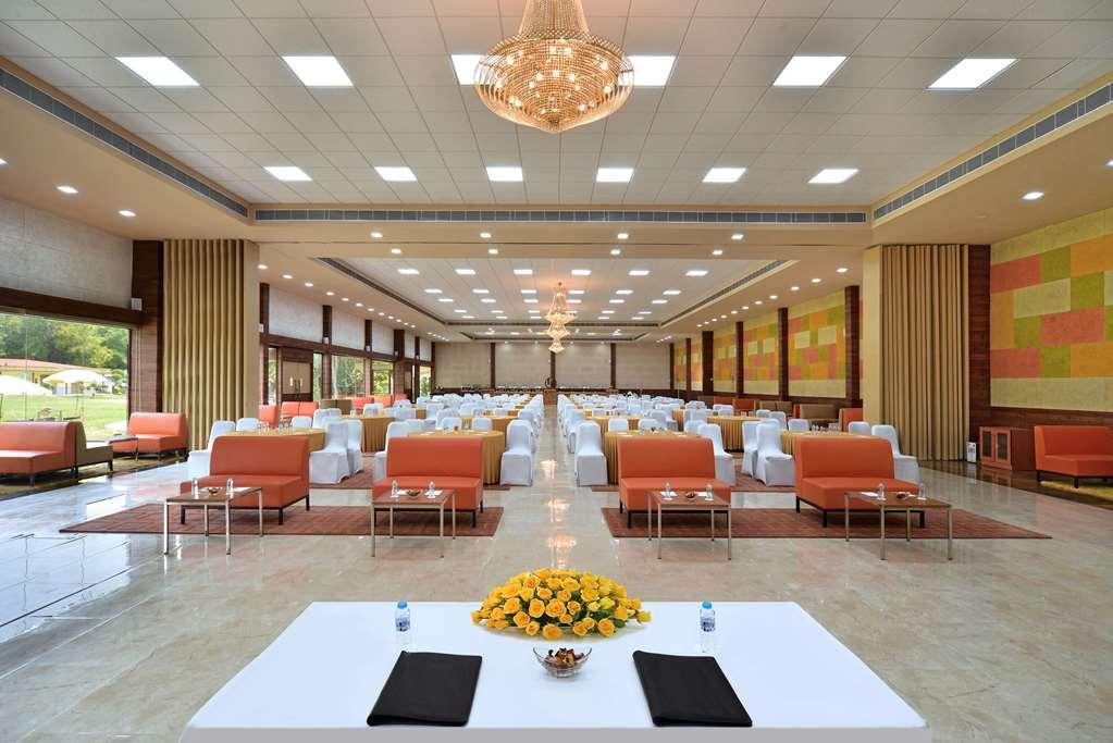 Best Western Resort Country Club Гургаон Удобства фото